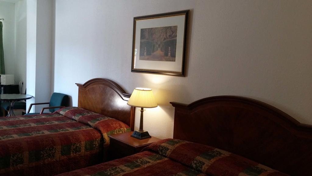 Country Regency Inn & Suites Manvel Exteriér fotografie