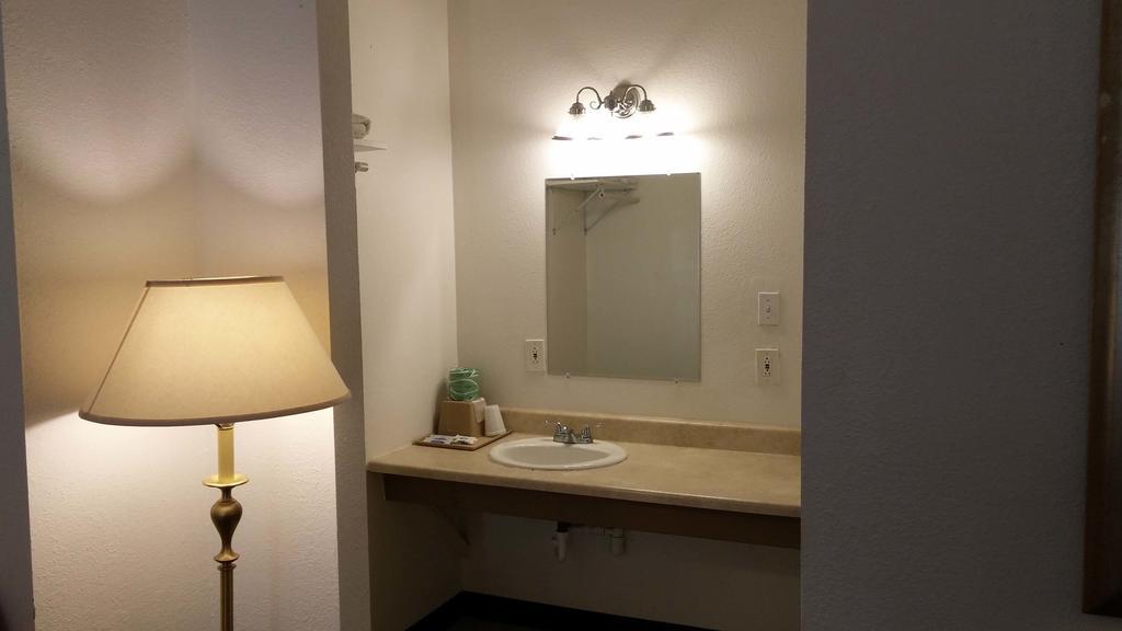 Country Regency Inn & Suites Manvel Exteriér fotografie