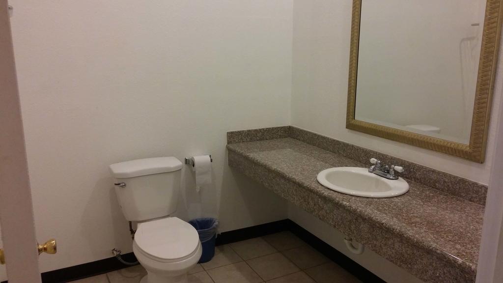 Country Regency Inn & Suites Manvel Pokoj fotografie