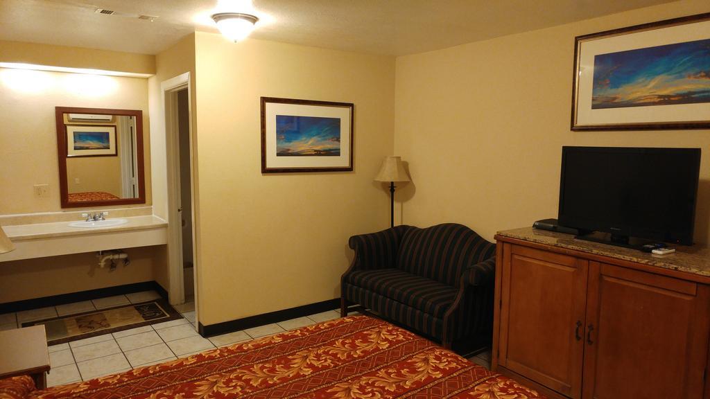 Country Regency Inn & Suites Manvel Exteriér fotografie
