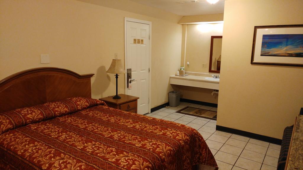 Country Regency Inn & Suites Manvel Exteriér fotografie