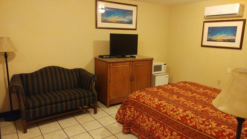 Country Regency Inn & Suites Manvel Exteriér fotografie