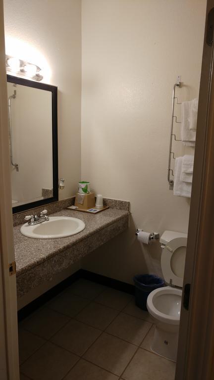 Country Regency Inn & Suites Manvel Exteriér fotografie