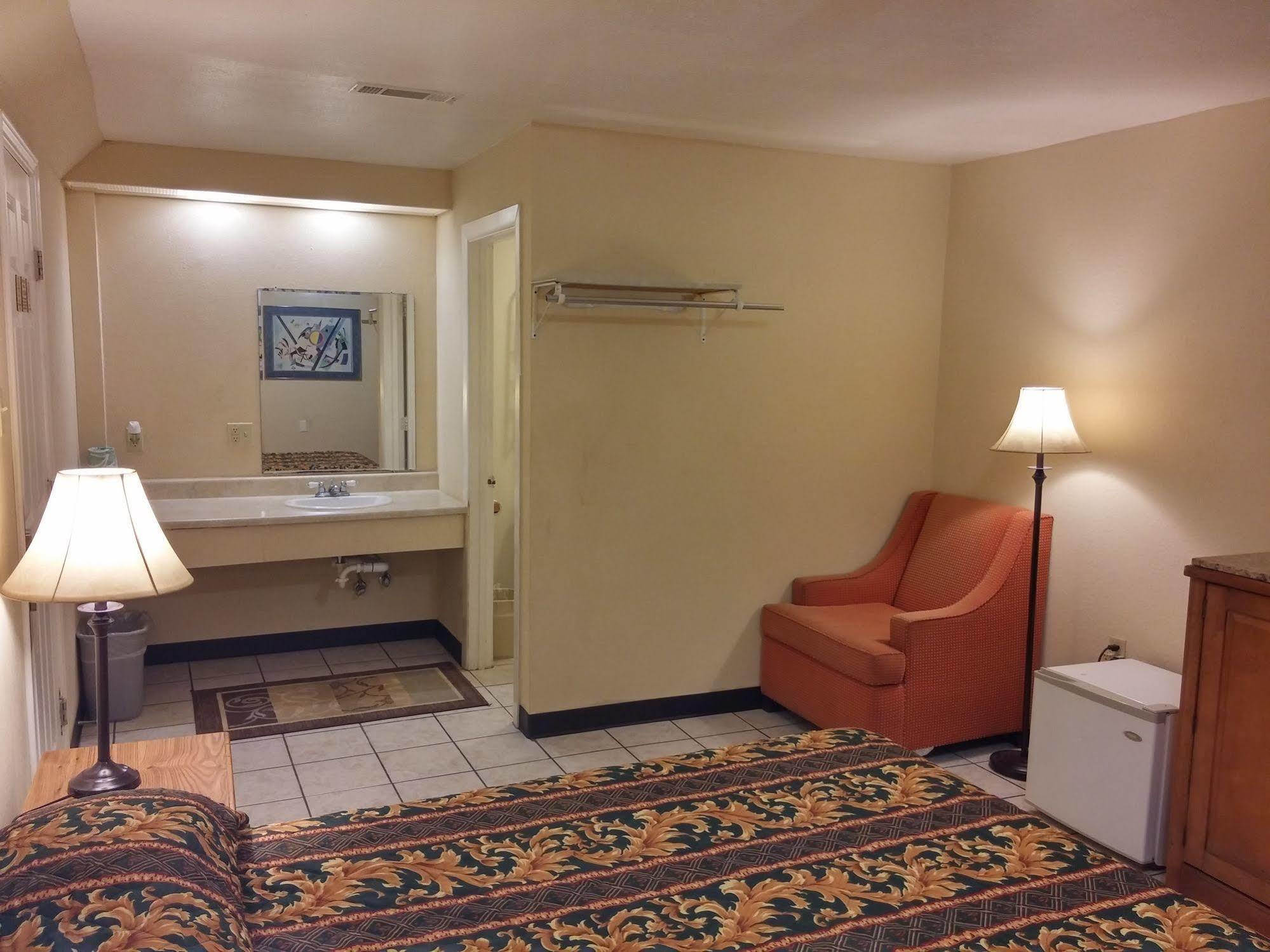 Country Regency Inn & Suites Manvel Exteriér fotografie