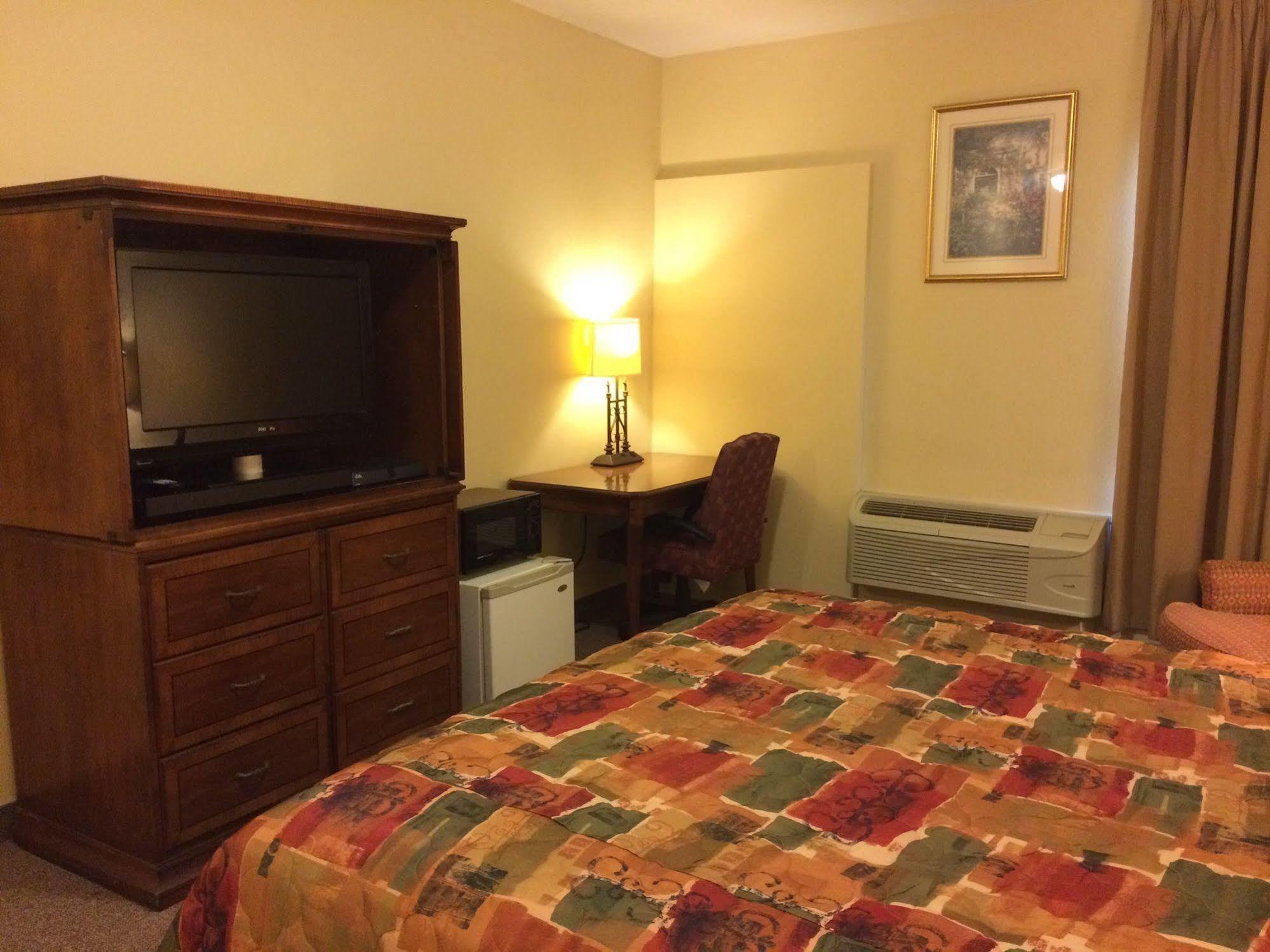 Country Regency Inn & Suites Manvel Exteriér fotografie
