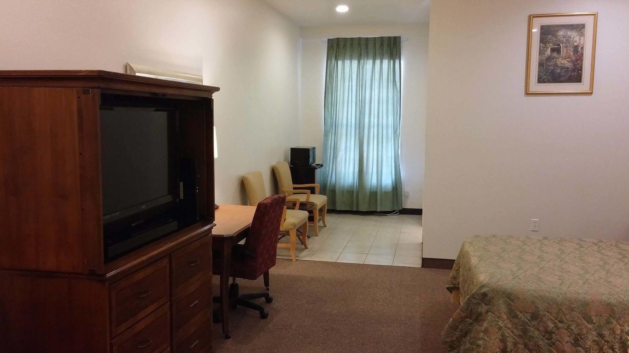 Country Regency Inn & Suites Manvel Exteriér fotografie