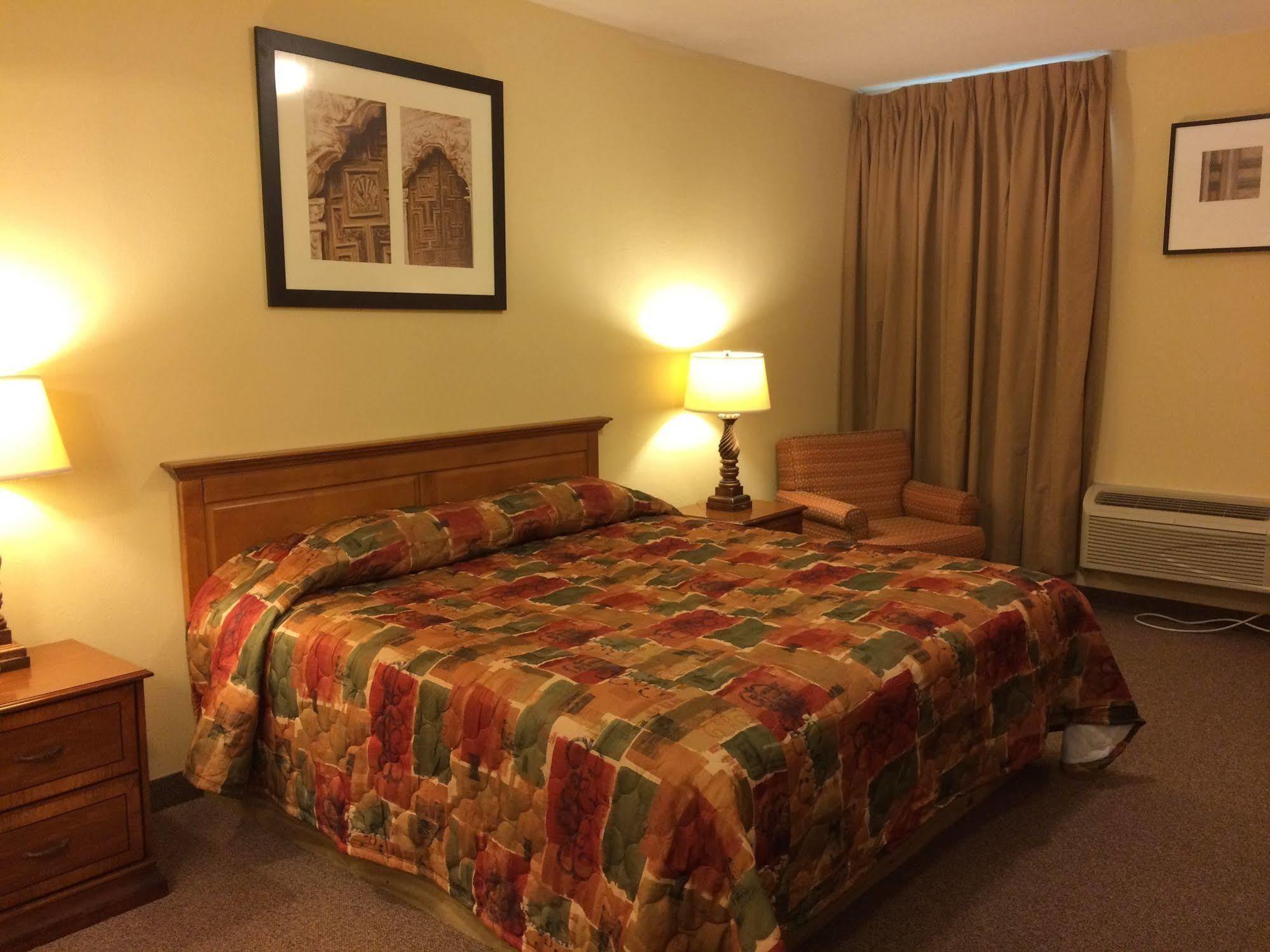 Country Regency Inn & Suites Manvel Exteriér fotografie