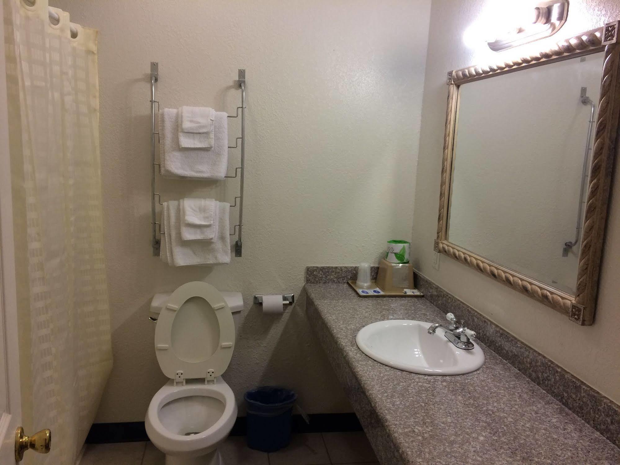 Country Regency Inn & Suites Manvel Exteriér fotografie