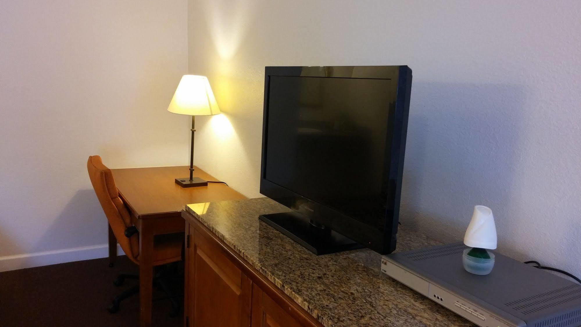 Country Regency Inn & Suites Manvel Exteriér fotografie