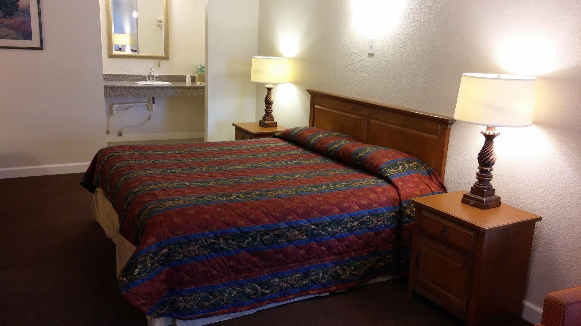 Country Regency Inn & Suites Manvel Exteriér fotografie