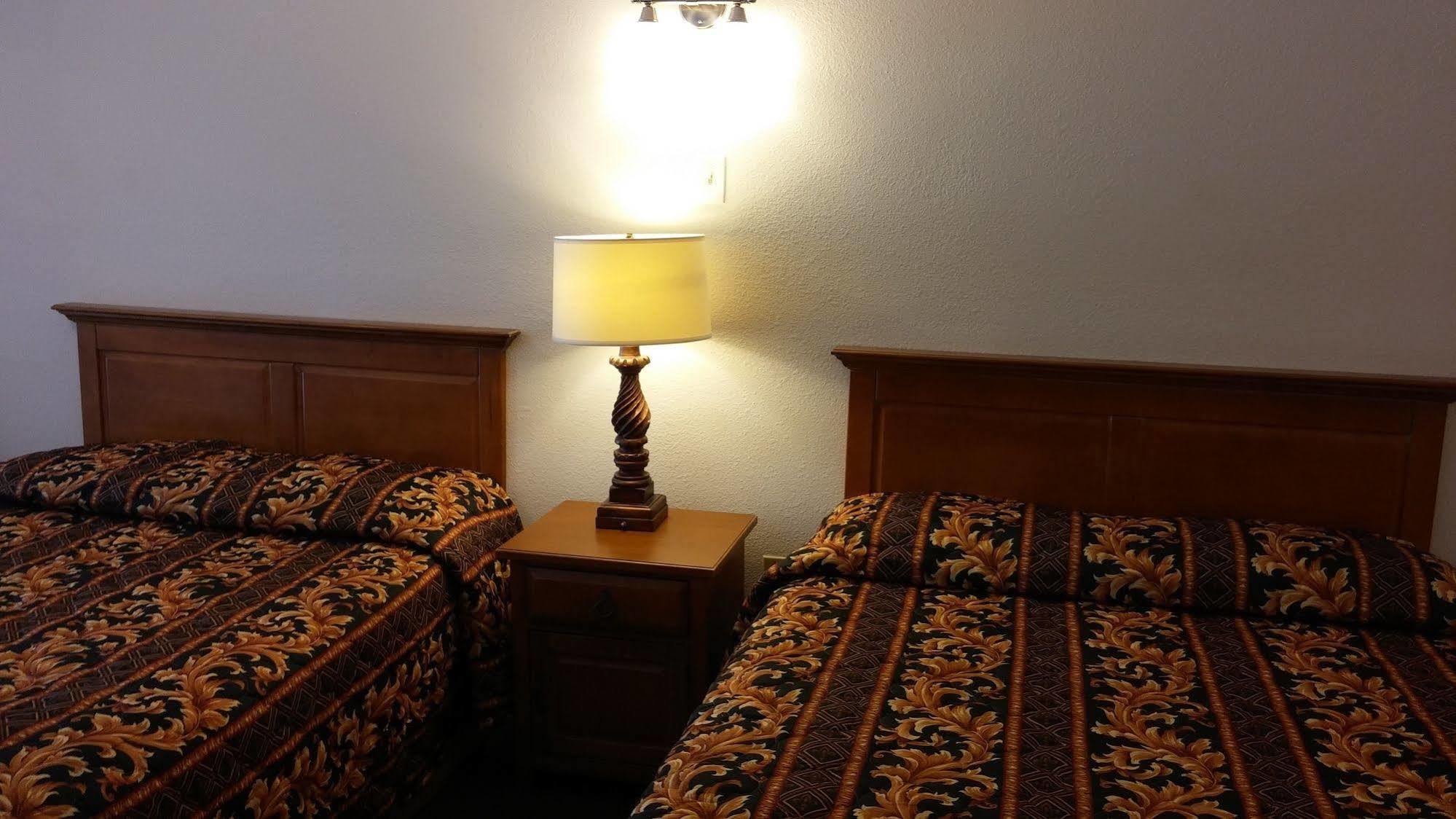 Country Regency Inn & Suites Manvel Exteriér fotografie